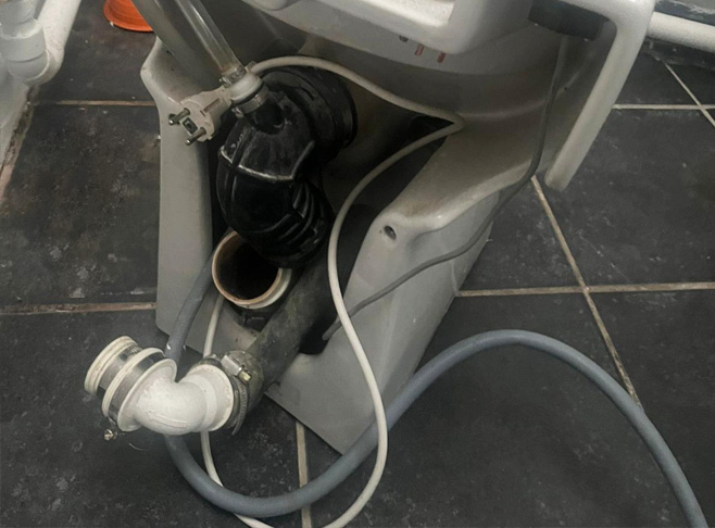 démontage WC avec sanibroyeur